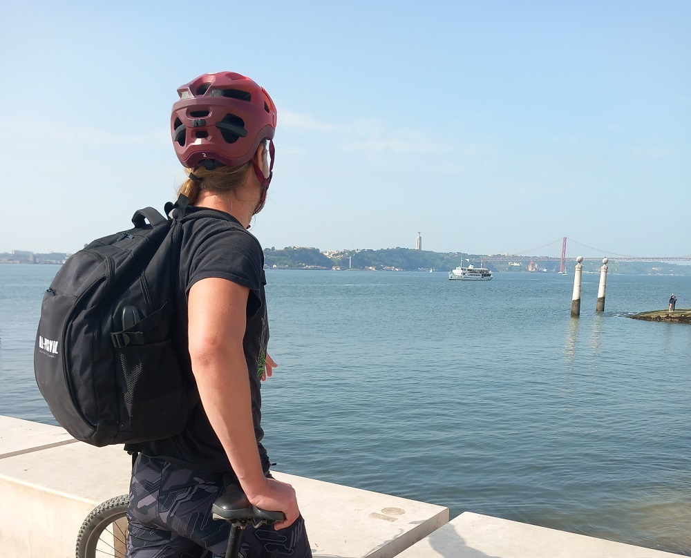 Med cykeln i Lissabon under cykelresan